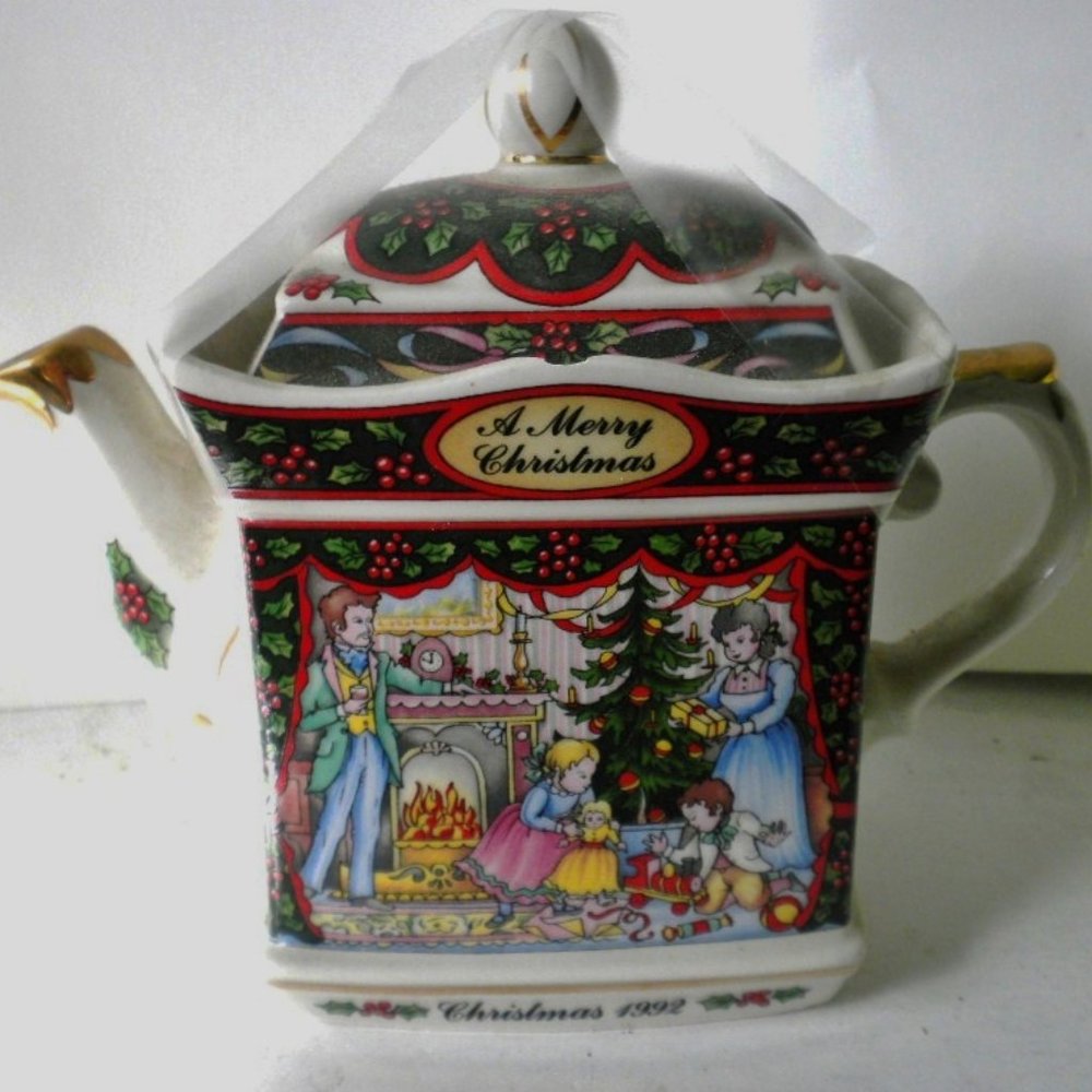 Vtg Sadler teapot  A merry Xmas